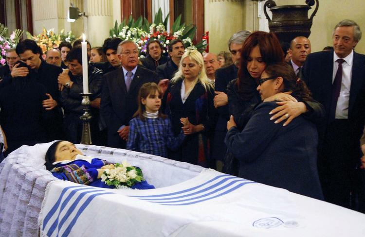 Argentinas præsident  Cristina Fernandez tager afsked med landets store folkesanger Mercedes Sosa, som døde i går. 