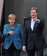 Angela Merkel og Guido Westerwelle på vej til dagens forhandlinger. 