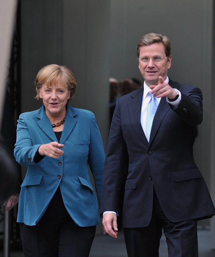 Angela Merkel og Guido Westerwelle på vej til dagens forhandlinger. 