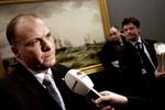 Et hårdt presset forsvarsminister Søren Gade (V) vil nu have en redegørelse fra såvel sin forsvarschef som sin departemenstchef. 