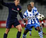 AaB's anfører Andreas Johansson (tv.) i nærkamp med fynboernes Eric Djemba-Djemba. 