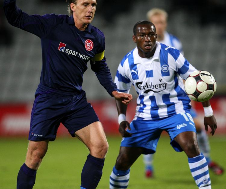 AaB's anfører Andreas Johansson (tv.) i nærkamp med fynboernes Eric Djemba-Djemba. 