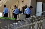 Pakistansk politi undersøger gerningsstedet, hvor en bombemand sprængte sig selv  luften. Fem andre blev dræbt og flere sårede. 