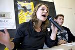 Johanne Schmidt-Nielsen er nummer tre på listen over Folketingets længdetalere. Her har hun ordet på et gymansium. (Arkivfoto) 