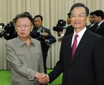Kim Jong-Il under et nyligt møde med Kinas premierminister Wen Jiabao. Nu er Nordkoreas leder parat til at forhandle med Kina og de andre lande i sekspartsforhandlingerne. 