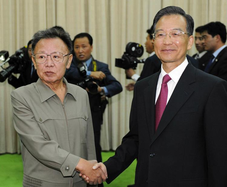Kim Jong-Il under et nyligt møde med Kinas premierminister Wen Jiabao. Nu er Nordkoreas leder parat til at forhandle med Kina og de andre lande i sekspartsforhandlingerne. 