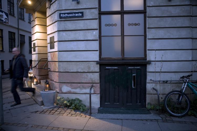 Posthusteateret i Rådhusstræde i København måtte dreje nøglen om på grund af støjgener fra overboen. Nu er den larmende lejer flyttet ud, og Posthusteatret åbner igen til november. 