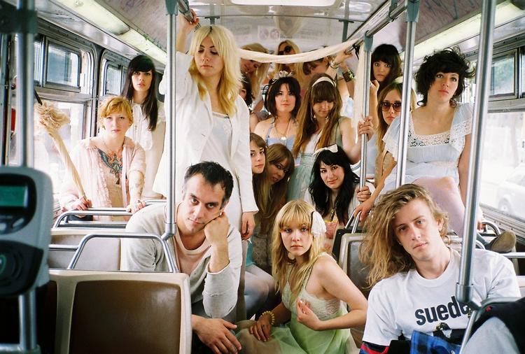Girls, girls, girls. Duoen Girl, der består af Christopher Owens og Chet 'JR' White, er her flankeret af en hel del af slagsen. Pr-foto