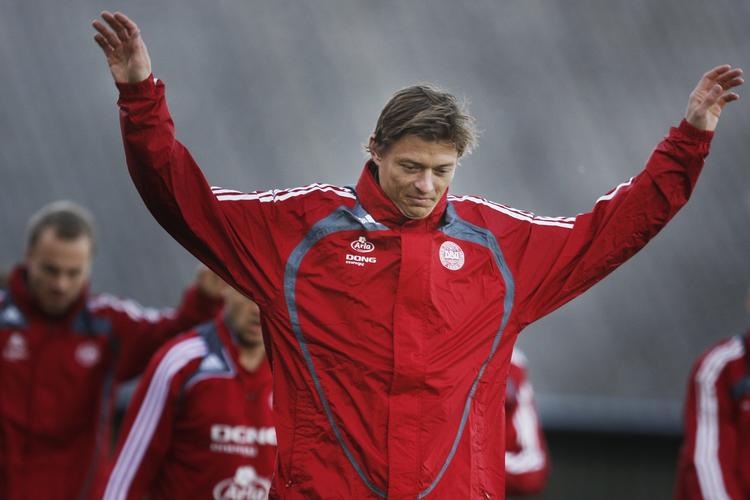 Danmarks anfører Jon Dahl Tomasson kan med en scoring mod Sverige tangere rekorden for flerst mål på landsholdet. Tomasson har scoret 51 mål, mens Poul 'Tist' Nielsen nettede 52 gange i blot 38 kampe fra 1919-1925. 