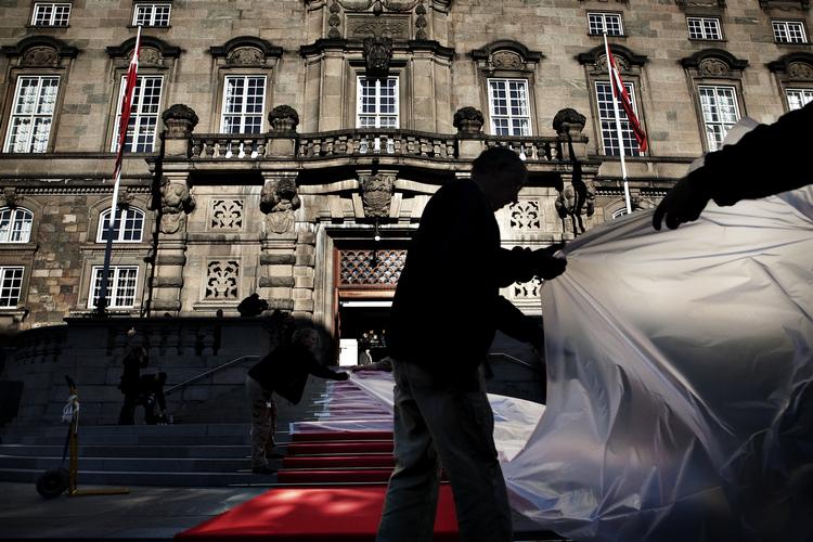 Travlhed foran Christiansborg. Den røde løber bliver lagt ud inden åbningen af Folketinget. 