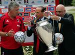 Fodboldklubben AC Milan har i årevis været Berlusconis hjerteblod - men nu risikerer han at måtte sælge klubben. Her er han fotograferet med trofæet efter klubbens sejr i Champions League i 2007. De to øvrige på fotoet er træner Carlo Ancelotti  og næstformand Adriano Galliani. 