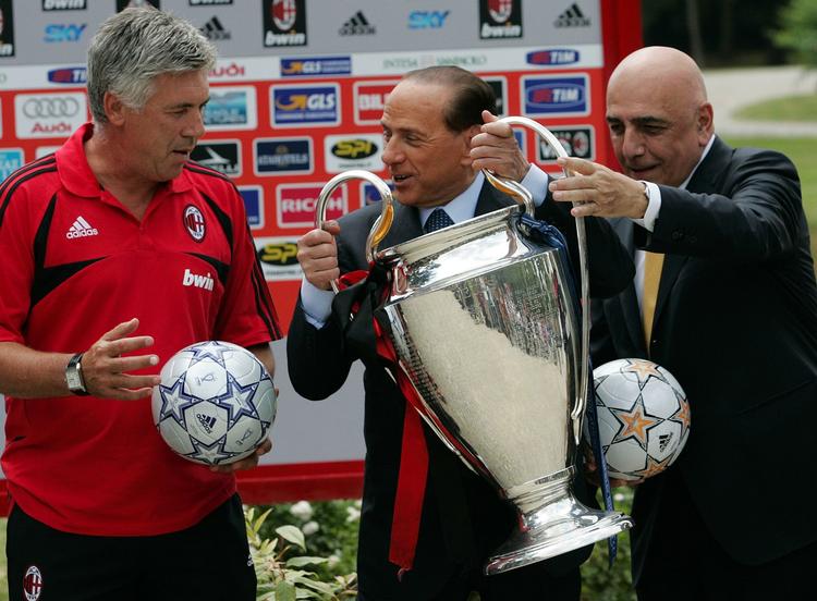 Fodboldklubben AC Milan har i årevis været Berlusconis hjerteblod - men nu risikerer han at måtte sælge klubben. Her er han fotograferet med trofæet efter klubbens sejr i Champions League i 2007. De to øvrige på fotoet er træner Carlo Ancelotti  og næstformand Adriano Galliani. 