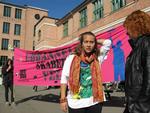 Kirstine Saxe og Emilie Stær Hansen (yderst til højre) er begge med til at arrangere dagens demonstration på Metropolitanskolen på Nørrebro i København. 
