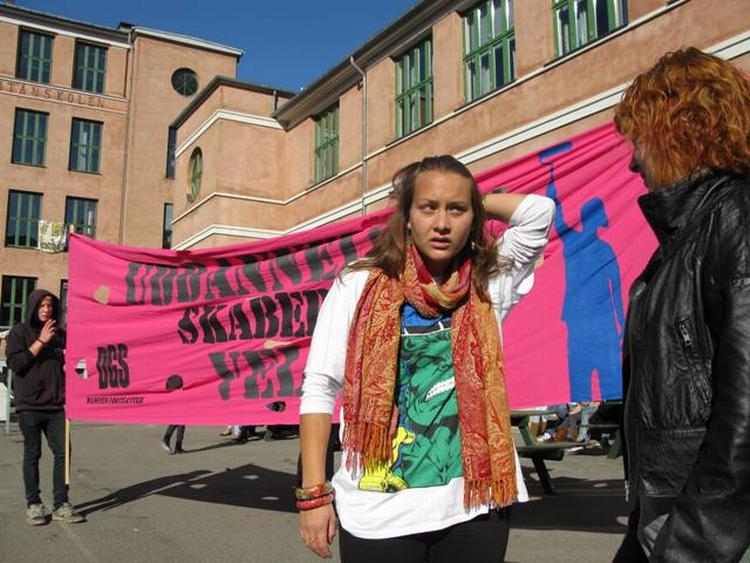 Kirstine Saxe og Emilie Stær Hansen (yderst til højre) er begge med til at arrangere dagens demonstration på Metropolitanskolen på Nørrebro i København. 