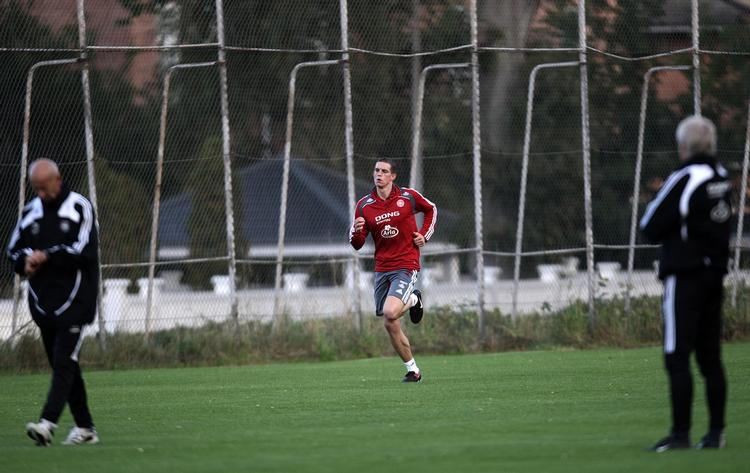 Så er det slut med det gennemsigtige ståltrådshegn. Tirsdag blev der sat presenninger op på Helsingør Stadion, så Daniel Agger og resten af landsholdet kan træne uden tilskuere. 