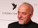 Paulo Coelho er blevet en meget rig mand på sine romaner. Politikens anmelder »begriber det simpelthen ikke«. Arkivfoto fra Berlins festival i februar, hvor forfatteren deltog i en fredsgalla. 