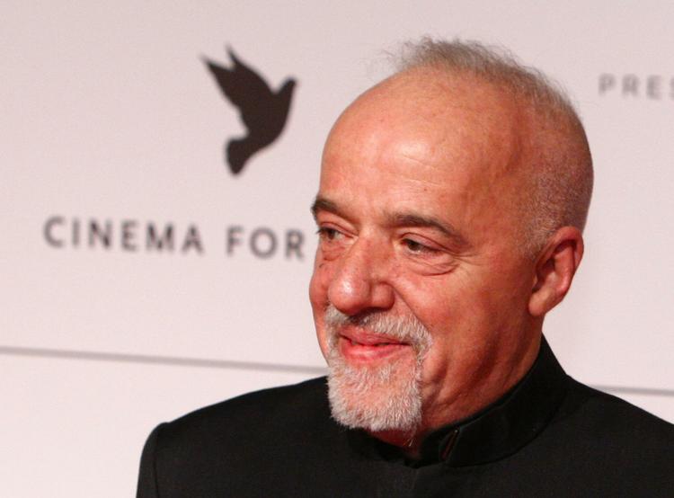 Paulo Coelho er blevet en meget rig mand på sine romaner. Politikens anmelder »begriber det simpelthen ikke«. Arkivfoto fra Berlins festival i februar, hvor forfatteren deltog i en fredsgalla. 