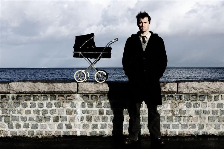 Mikael Bertelsens nye talkshow har vakt politisk røre, selv om der stadig er næsten fire uger til premieren. 