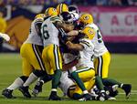 Stakkels Adrian Peterson er noget i undertal omgivet af seks Green Bay Packers-spillere. 