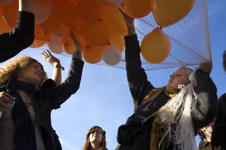 På Rådhuspladsen slap demonstranterne tusinder af balloner ud i det fri, inden de gik til Christiansborg 