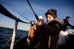Der blev holdt godt øje med børsteormene på krogen, da 7-årige Rasmus Schandorff med venner var på fisketur på Øresund. En skrubbe på 900 gram måtte ofre sig. Foto: Martin Lehmann 