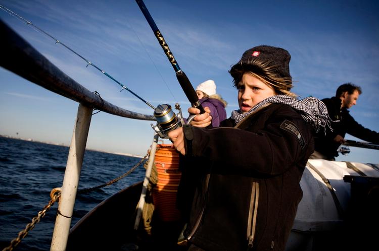 Der blev holdt godt øje med børsteormene på krogen, da 7-årige Rasmus Schandorff med venner var på fisketur på Øresund. En skrubbe på 900 gram måtte ofre sig. Foto: Martin Lehmann 
