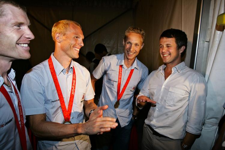 A clear majority of Danes support Crown Prince Frederik's IOC candidacy. Here he is  photographed with Danish gold medallists. Archive. 