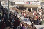 Østtyskere på vej over Check Point Charlie 10. november for at besøge Vestberlin . Stemningen var euforisk, og de mange Trabanter blev modtaget med klapslaver og vink fra vestberlinerne. 