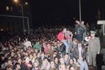 10. november 1989 om aftenen åbnedes grænsen og folk fra både Øst og Vest samledes ved grænseovergangene. Her ventes på at komme over til Vestberlin. 