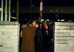 De første Vest berlinere er gået over grænsen ved Check Point Charlie 9. november  om aftenen, efter det østtyske styre havde annonceret en åbning. Kun nogle få minutter fik de lov at opholde sig i Østberlin, inden grænsevagterne sendte dem tilbage. 