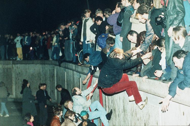 I de sidste timer den 10. november gik det stærkt. Østberlinere på vej over Muren foran Brandenburger Tor med hjælp fra indbyggere i Vestberlin. 