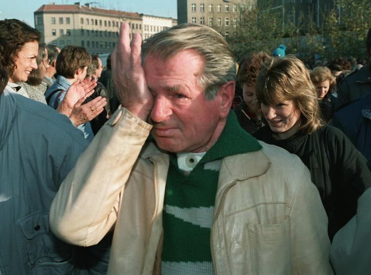 Gensynstårerne var ikke til at holde tilbage for denne østtysker, der krydsede grænsen ved Bernauer Strasse. 
