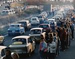 Den første weekend i Vesten blev 11. og 12 november 1989. Titusinder af DDR-borgere benyttede sig af deres nye frihed til en køre tur i Vesten. Så bilkøerne var store, som her ved grænseovergangen Rudolphstein uden for Berlin. 