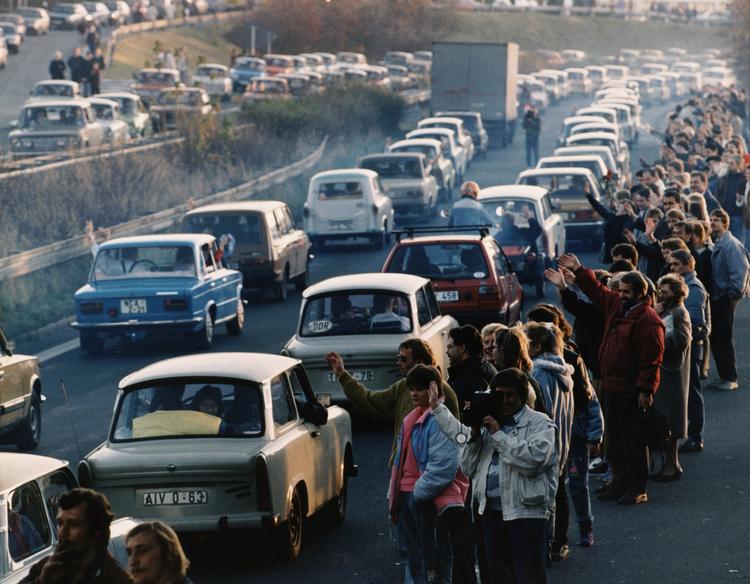 Den første weekend i Vesten blev 11. og 12 november 1989. Titusinder af DDR-borgere benyttede sig af deres nye frihed til en køre tur i Vesten. Så bilkøerne var store, som her ved grænseovergangen Rudolphstein uden for Berlin. 