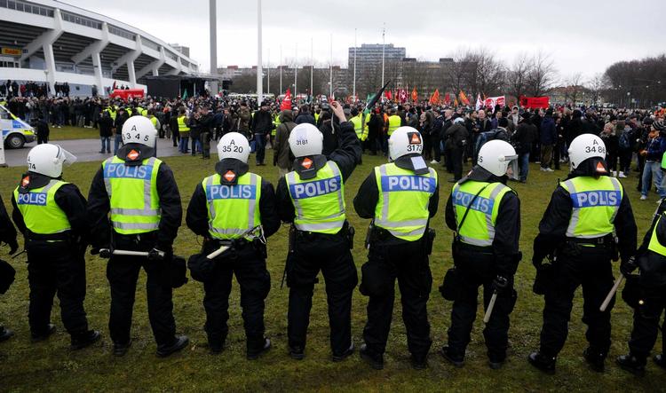 Vold mod kvinder topper listen over, hvilke forbrydelser svenske betjente sigtes for, når de har fri. Arkivfoto fra en demonstration i Malmö i marts. 