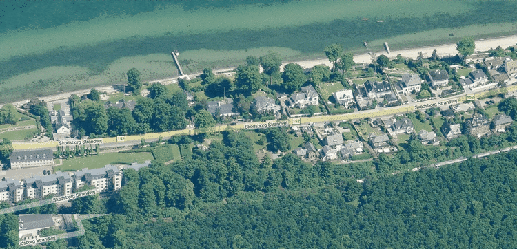 Der er både svindere og taberer på boligmarkedet blandt sælgerne af Strandvejsvillaer nord for København. Luftoto fra SeMitHus.dk 