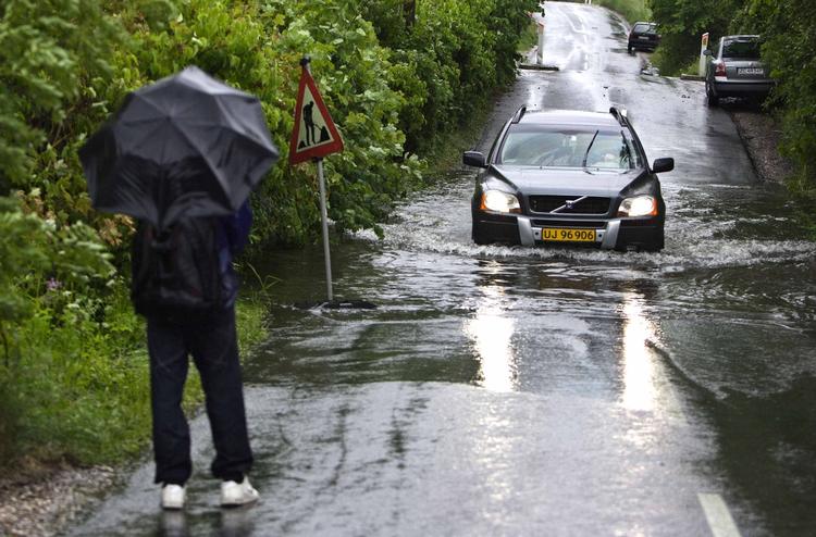 Oversvømmelser efter kraftigt regnvejr, her Kulsviervej i Hillerød. 