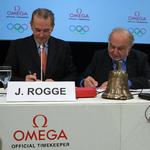 En af IOC's sponsorer er Swatch Group, der stå bag Omega, og som i sidste måned indgik en ny kontrakt med præsidenterne Jacques Rogge (tv.) og Nicolas Hayek som underskrivere. 
