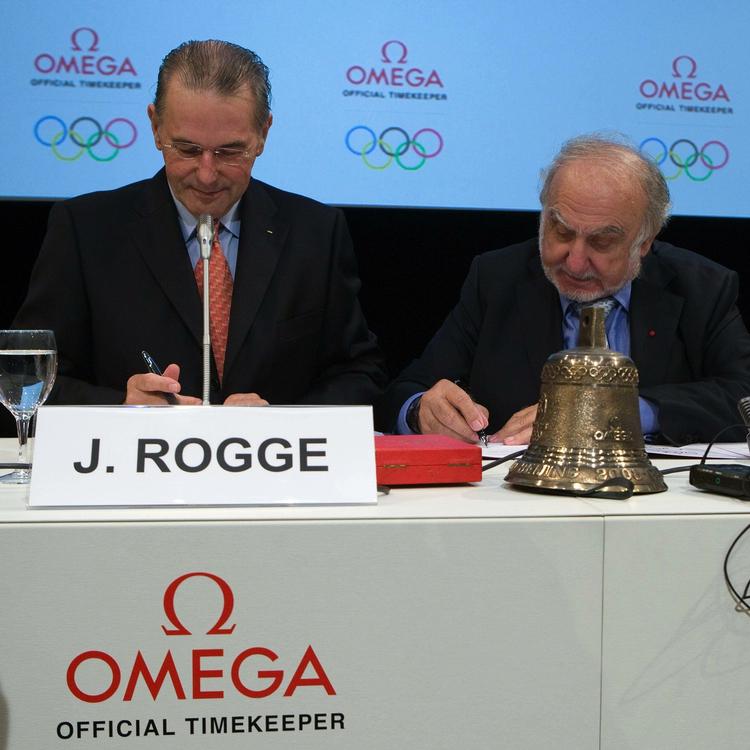 En af IOC's sponsorer er Swatch Group, der stå bag Omega, og som i sidste måned indgik en ny kontrakt med præsidenterne Jacques Rogge (tv.) og Nicolas Hayek som underskrivere. 