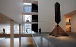 På Museum of Modern Art i New York er dikrektøren gået 15 procent ned i løn i år. Alle andre medarbejdere, der tjener mere end 150.000 dollar om året, er gået mellem to og ti procent ned i løn. 