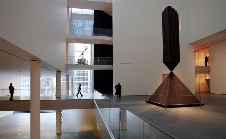 På Museum of Modern Art i New York er dikrektøren gået 15 procent ned i løn i år. Alle andre medarbejdere, der tjener mere end 150.000 dollar om året, er gået mellem to og ti procent ned i løn. 