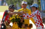 Mens Carlos Sastre med god samvittighed kan blive stående i midten, er den østrigske bjergkonge og numemr tre i 2008-touren, Bernhard Kohl (th.), allerede taget i dopingmisbrug. Arkivfoto. 
