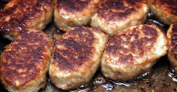 Sådan nogle fedtede frikadeller kan bare være så fristende at sætte tænderne i. Men er de tiltænkt chefens mavse, skal man nok lige overveje det en ekstra gang. Arkivfoto. 