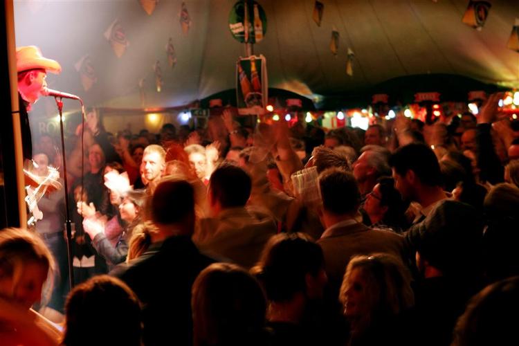 Århus Festuge 2006 handlede om kvinder. Her er der koncert i teltet på Pustervig. Arkivfoto. 