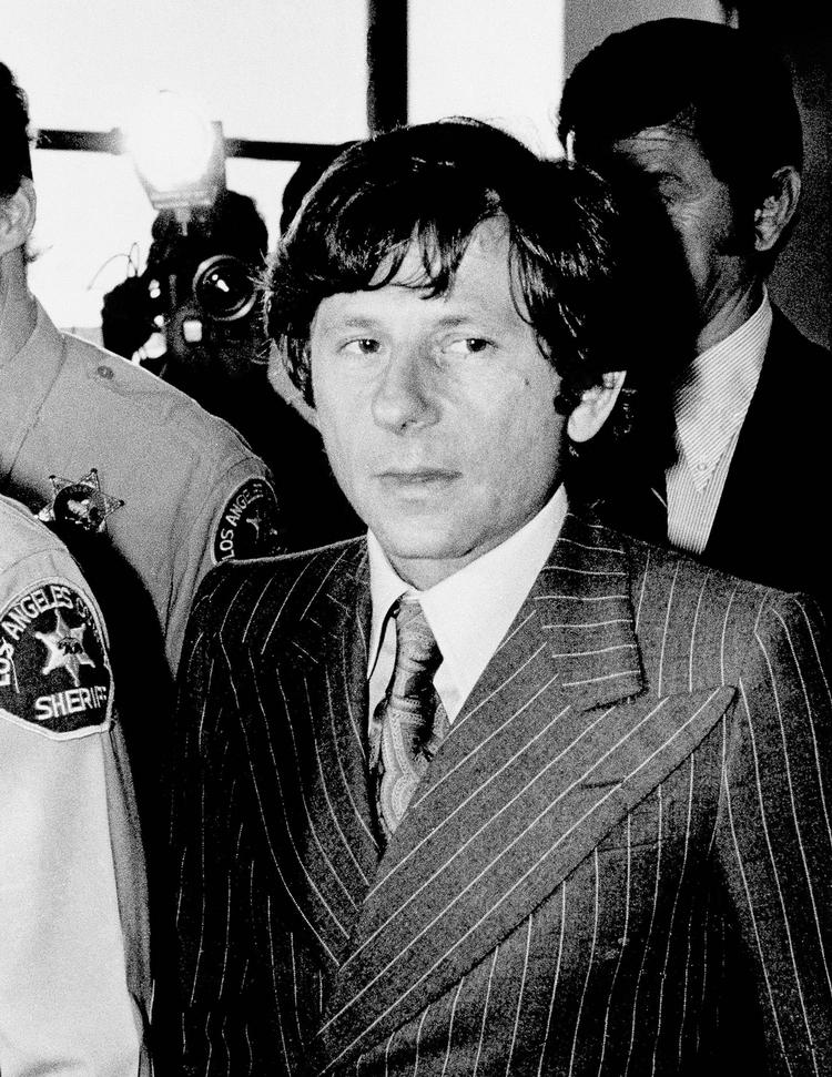 Polanski på vej i retten i Santa Monica i 1977, hvor han erklærede sig skyldig i ulovlig sex med en 13-årig. 