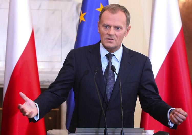 Polens regeringschef Donald Tusk har fået nok at se til efter at tre af hans minister har trukket sig ovenpå beskyldninger om urent trav i forbindelse med ny spillelovgivning. 