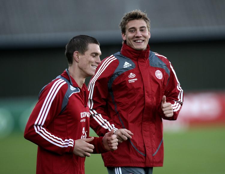 Hverken Daniel Agger (tv.) eller Nicklas Bendtner ser ud til at kunne få medlidenheden frem i vores svenske naboer. 