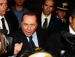 »Viva Berlusconi!«, nåede premierminister Berlusconi at sige til pressen inden han hurtigt forsvandt, efter højesteret ophævede hans immunitet. 