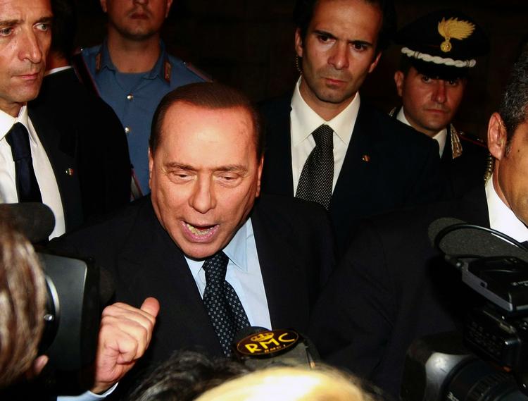 »Viva Berlusconi!«, nåede premierminister Berlusconi at sige til pressen inden han hurtigt forsvandt, efter højesteret ophævede hans immunitet. 