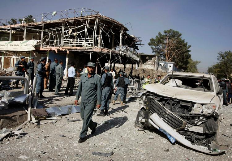 De foreløbige meldinger siger, at mindst syv er blevet dræbt og 45 såret ved eksplosionen uden for Indiens ambassade i Kabul. 
